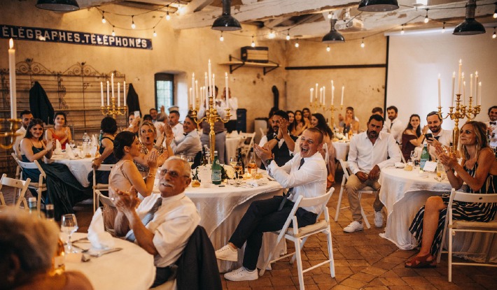 Photo d'un couple amoureux lors de la célébration de leur mariage dans une ferme du Puy-de-Dôme