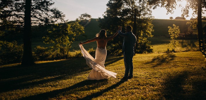 Photo d'un couple amoureux lors de la célébration de leur mariage dans une ferme du Puy-de-Dôme