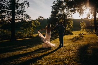 Photo d'un couple prise le jour de leur mariage dans une ferme en Auvergne au coeur du Puy-de-Dôme