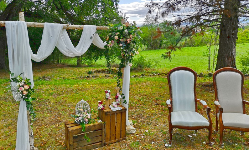 Photo de la décoration d'une cérémonie de mariage champêtre avec la fleuriste Atelier Végétal près de Clermont-Ferrand