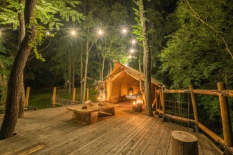 Photo d'une tente lodge au gîte du Château de Bois Rigaud en Auvergne