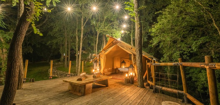 Photo d'une tente de camping au Château de Bois Rigaud, un gîte à louer pour vos mariages et fêtes de famille en Auvergne