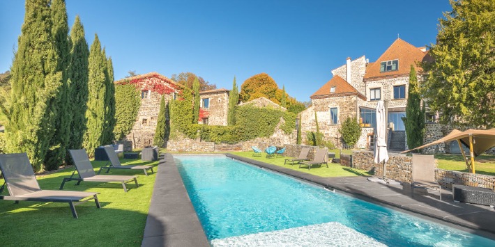 Photo de la piscine et des jardins du gîte du Château de Bois Rigaud dans le Puy-de-Dôme