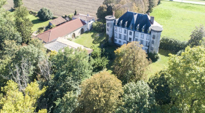 Le Château de Chignat en Auvergne-Rhône-Alpes propose la location de ses salles de réceptions aménagées dans une ancienne grange pour tous vos événements: mariages, anniversaires etc
