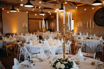 La grange du château de Bois Rigaud en Auvergne-Rhône-Alpes, décorée à l'occasion d'un mariage.