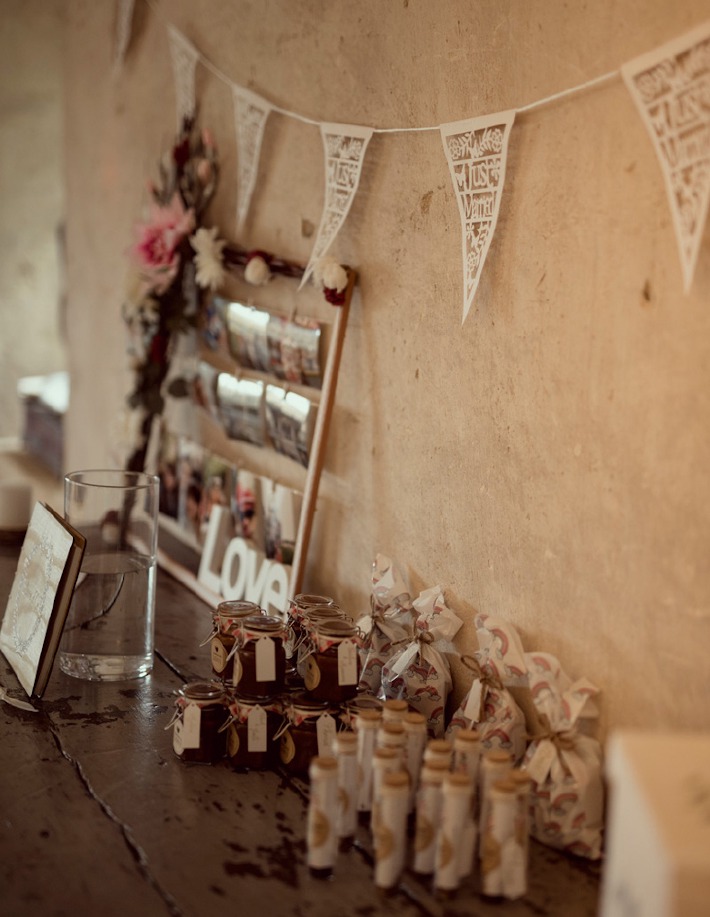 Décoration d'une table de mariage avec les cadeaux faits aux invités dans la grange du château de Bois Rigaud