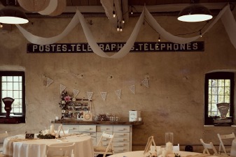 La grange du château de Bois Rigaud dans le Puy-de-Dôme, décorée à l'occasion d'un mariage en mai 2019