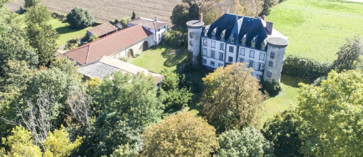 Photo des extérieurs et de la grange du Château de Chignat dans le Puy-de-Dôme, qui peut être loué pour un mariage