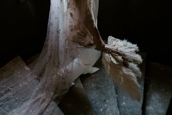 Une mariée tenant un bouquet de fleurs pour son mariage au château de Bois Rigaud