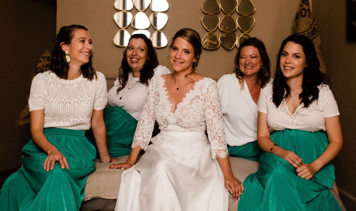 Photo d'une mariée et de ses demoiselles d'honneur dans l'une des chambres du lieu atypique Château de Bois Rigaud dans le Puy-de-Dôme.