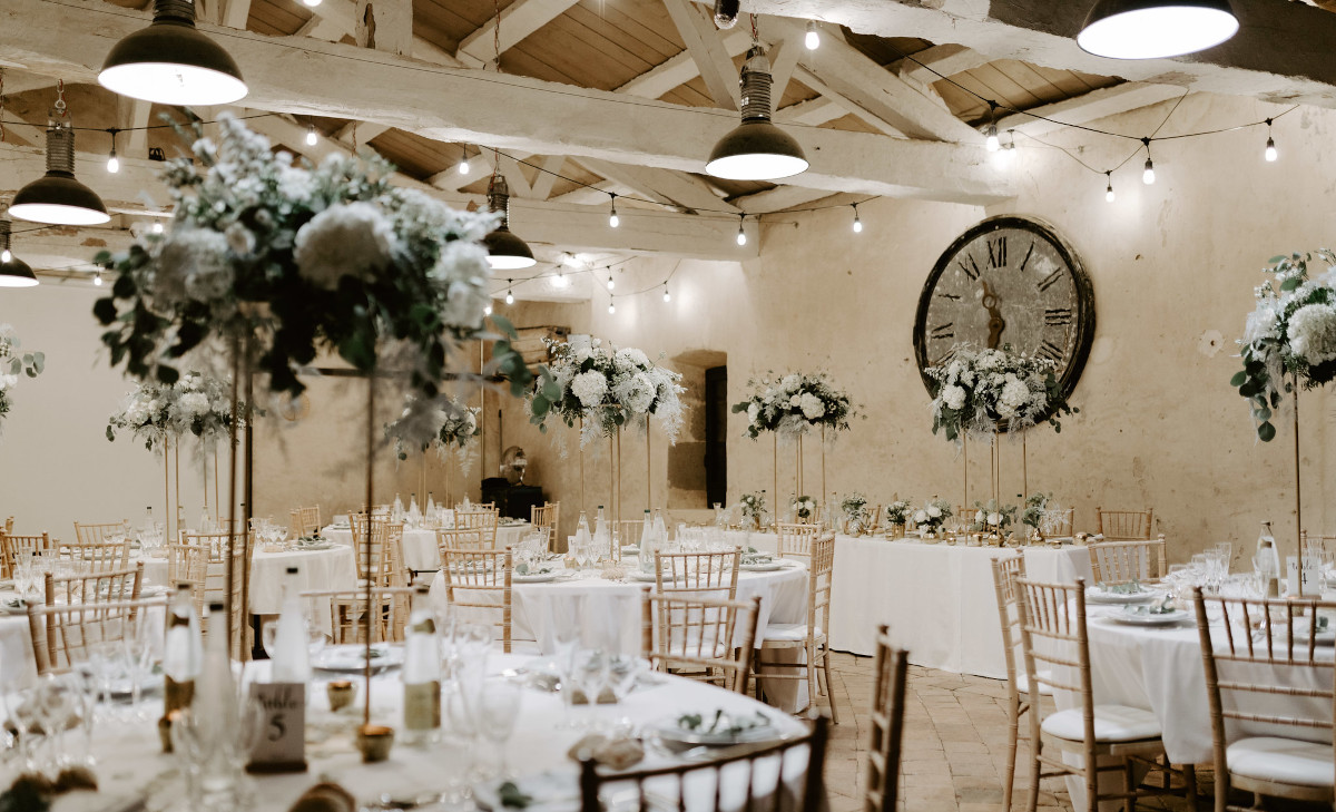 Photo de la grange de mariage proposée à la location par le château de Bois Rigaud dans le Puy-de-Dôme.
