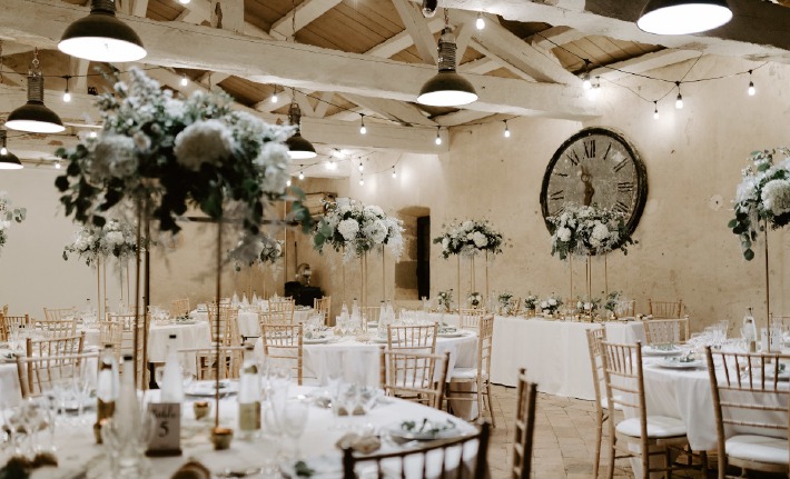 Photo de la grange de mariage proposée à la location par le château de Bois Rigaud dans le Puy-de-Dôme.