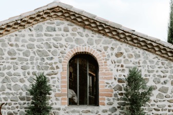Photo d'un couple prise le jour de leur mariage dans un lieu atypique dans le Puy-de-Dôme: le château de Bois Rigaud