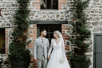 Photo d'un couple prise le jour de leur mariage dans un lieu atypique dans le Puy-de-Dôme: le château de Bois Rigaud