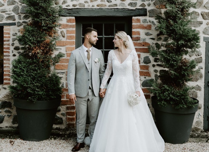 Photo d'un couple prise le jour de leur mariage au château de Bois Rigaud dans le Puy-de-Dôme.