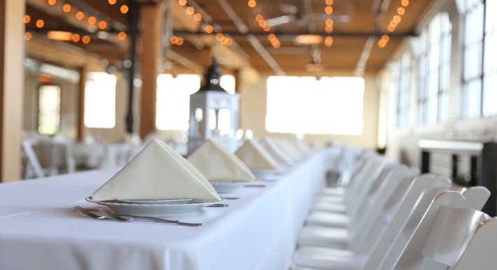 Photo d'une salle de réception avec des tables décorées pour un mariage en Auvergne