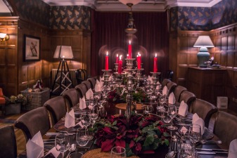 Photo aérienne prise en drône du château de Cordès en Auvergne.