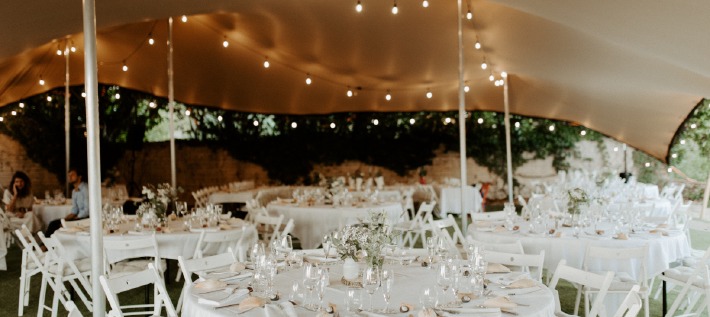 Photo d'un repas de mariage organisé en extérieur sous un chapiteau à louer dans le Puy-de-Dôme