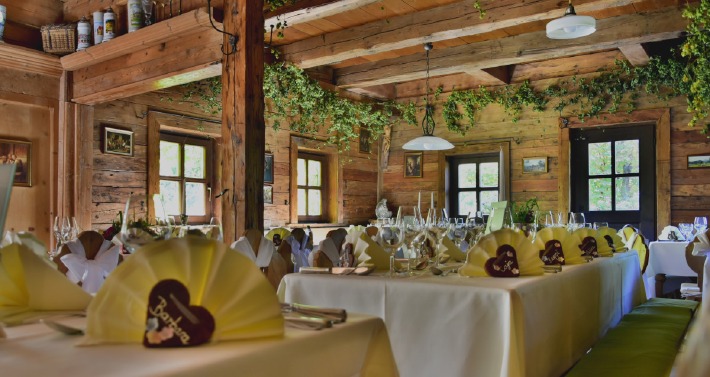 Photo des tables d'un restaurant décorées pour un mariage en France