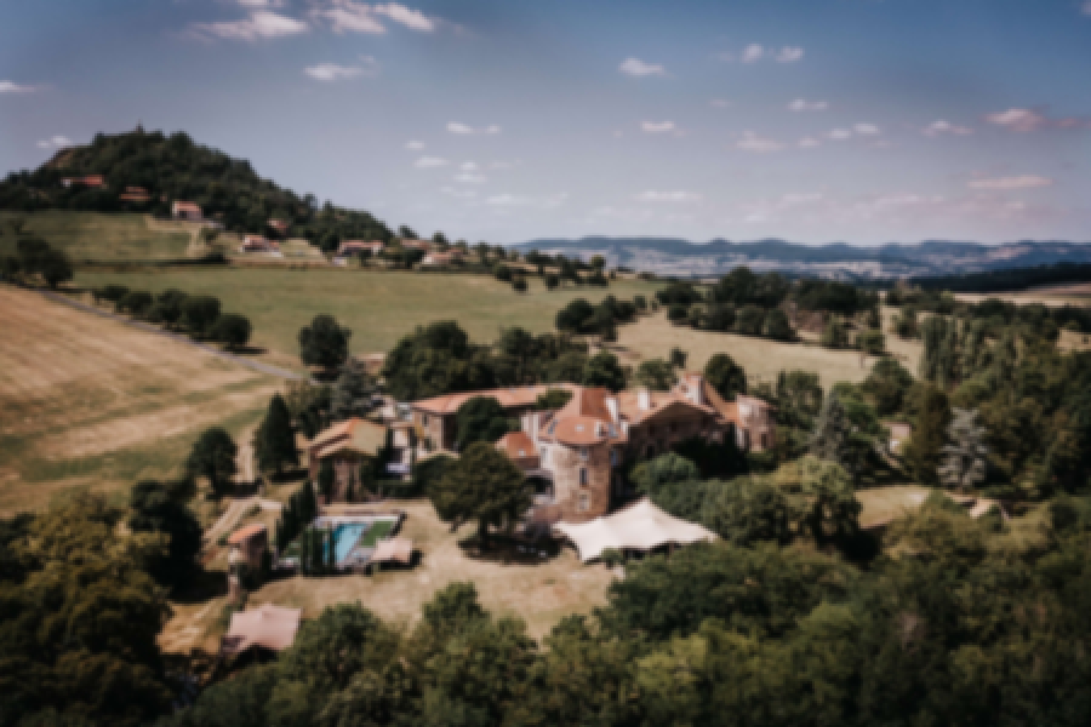 Vue aérienne du château de Bois Rigaud en Auvergne