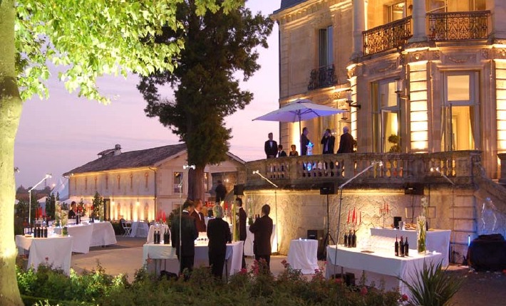 photo d'un banquet de mariage organisé en extérieur au château Grattequina