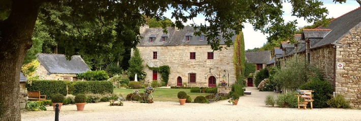 photo de la façade du manoir de la Mare en Bretagne, prise lors d'un mariage en France