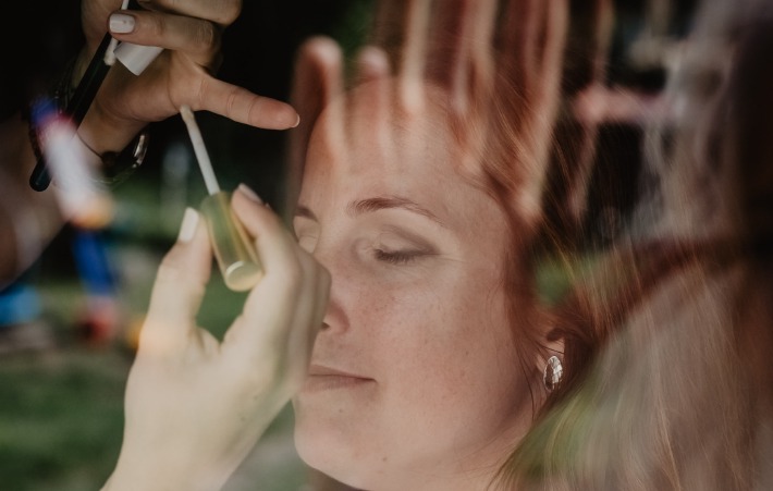 Photo d'une future mariée en train de se faire maquiller pour un mariage en Auvergne'