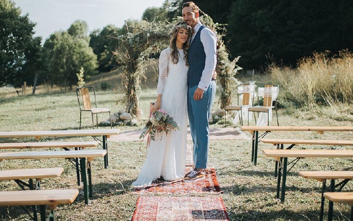 Photo d'une cérémonie de mariage décorée avec des tapis berbères et ethniques