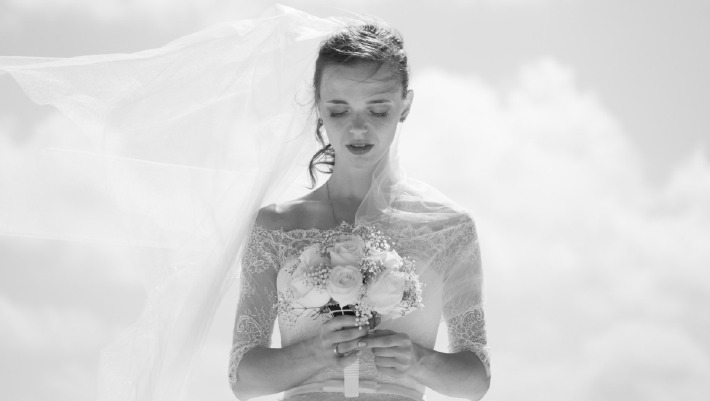 Photo d'une tenue de mariage fluide et légère sur un thème bohème