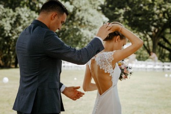 Photo d'un couple photographié pour leur mariage en Auvergne, avec en arrière plan un décor champêtre et végétal.