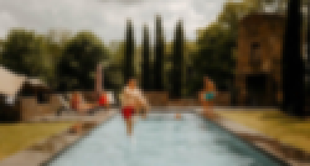 Photo de la piscine du château de Bois Rigaud en Auvergne.
