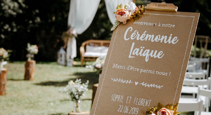 Photo du décor d'une cérémonie laique organisée en extérieur, dans les jardins du château de Bois Rigaud en Auvergne.