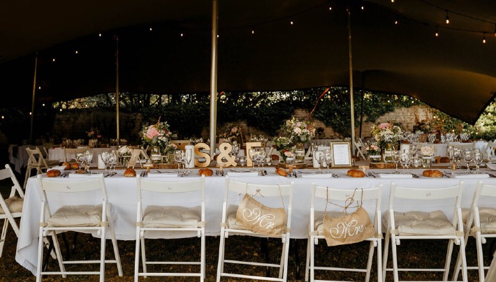 Photo du lancer de la décoration de table d'un mariage organisé en extérieur sous une tente en Auvergne.