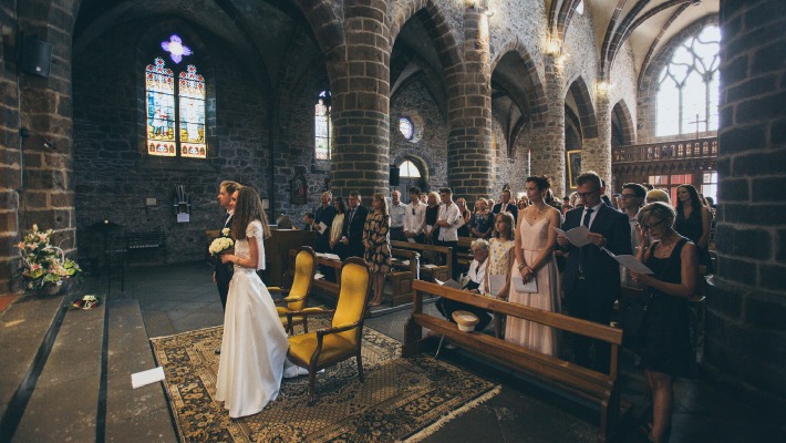 Photo d'une cérémonie de mariage religieuse en Auvergne, organisée sur le thème du chic et de l'élégance