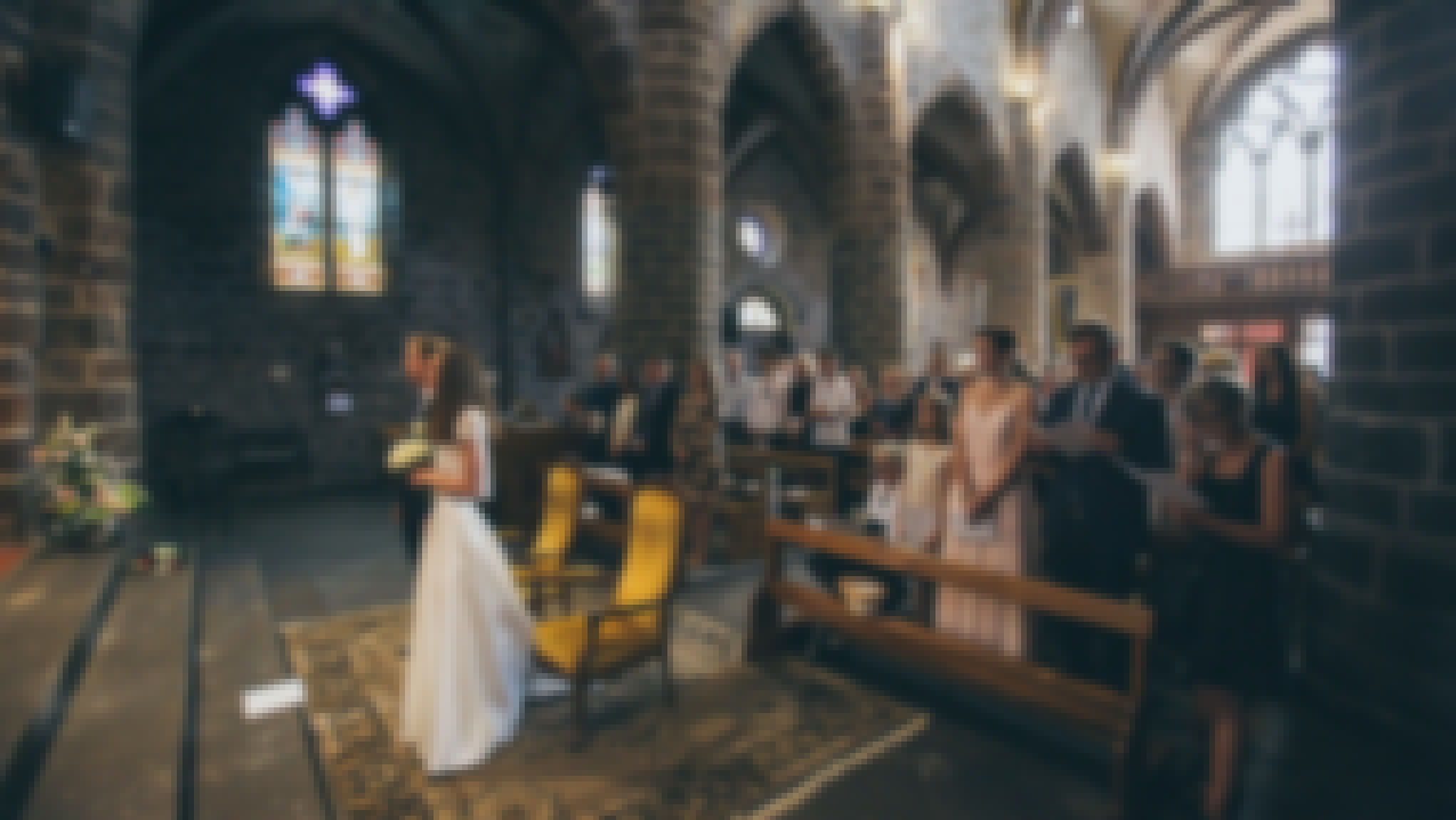 Photo d'une cérémonie de mariage religieuse en Auvergne, organisée sur le thème du chic et de l'élégance