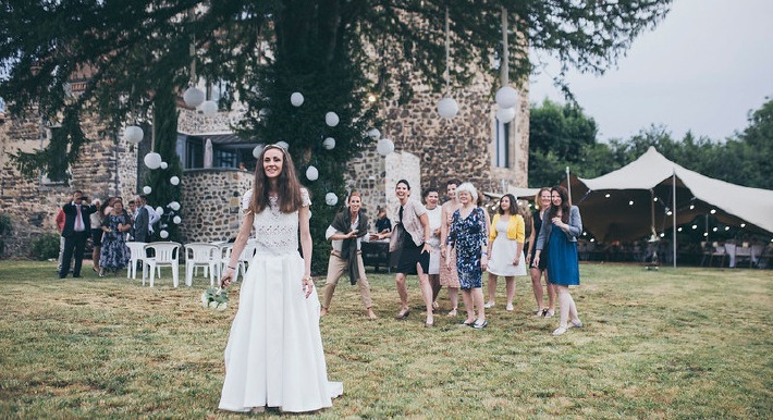 Photo d'une cérémonie de mariage religieuse en Auvergne, organisée sur le thème du chic et de l'élégance