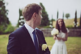 Photo d'un couple photographié pour leur mariage en Auvergne sur le thème du chic et du naturel, en Auvergne au château de Bois Rigaud.