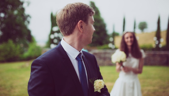 Photo d'un couple photographié lors d'un mariage en Auvergne, sur le thème du naturel chic.