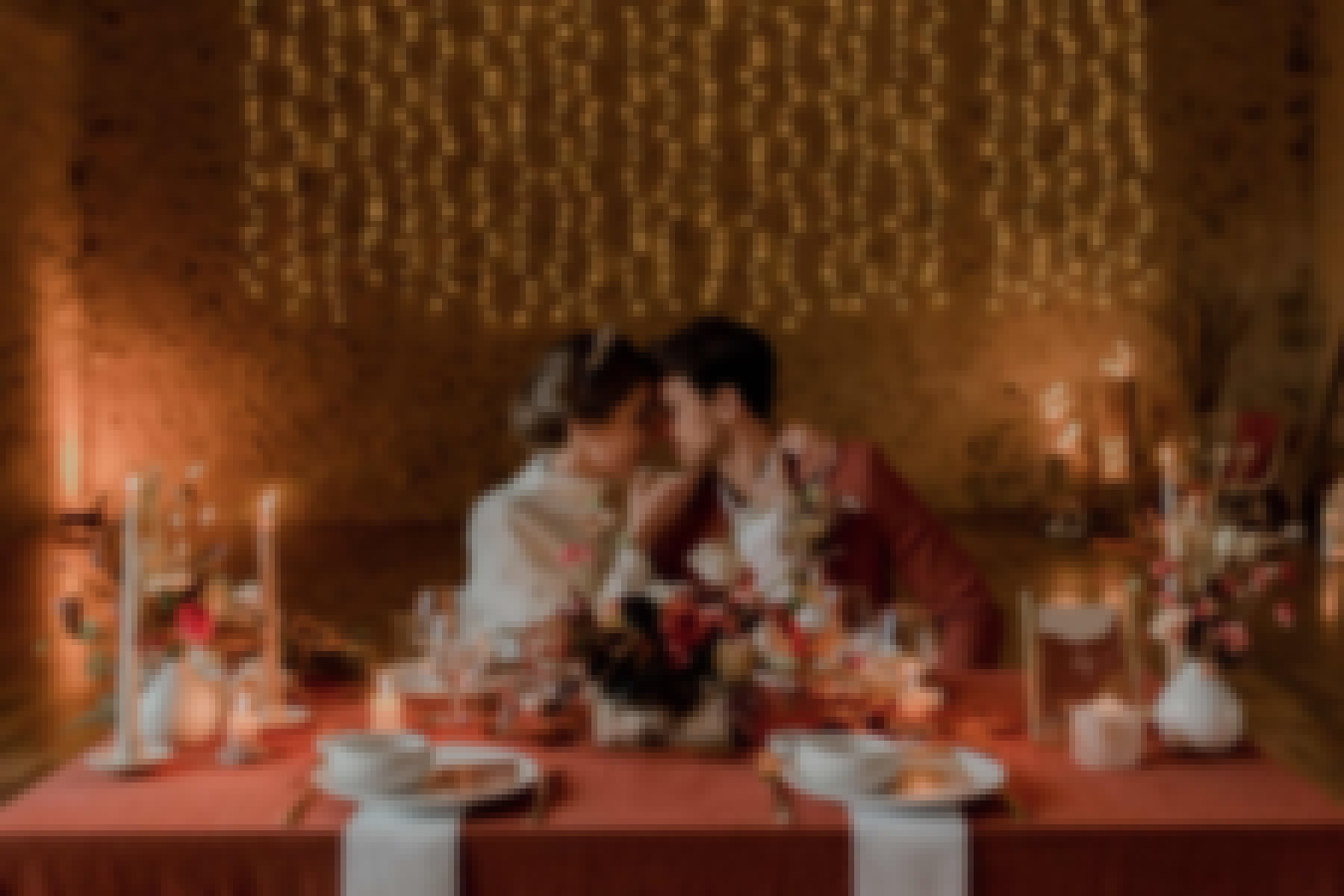 Décoration de mariage avec une table et des mariés, réalisée sur le thème et la couleur terracotta