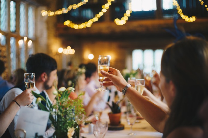 Invités portant un toast à la gloire des mariés lors d'un mariage