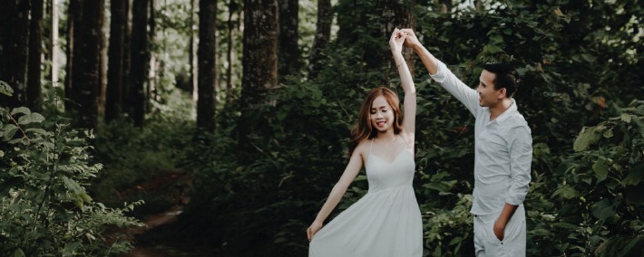 Photo d'engagement d'un couple organisé en pleine nature pour leur mariage