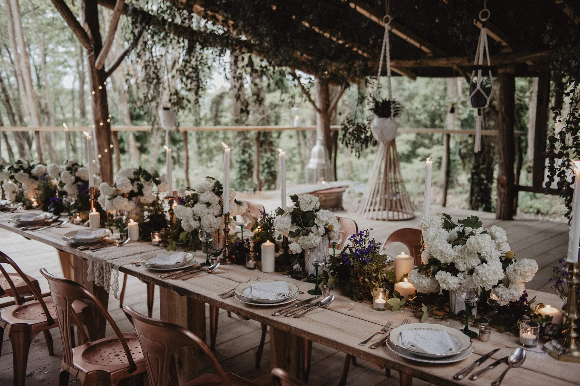 Décoration et tables dressées pour un mariage organisé en pleine nature dans un bois