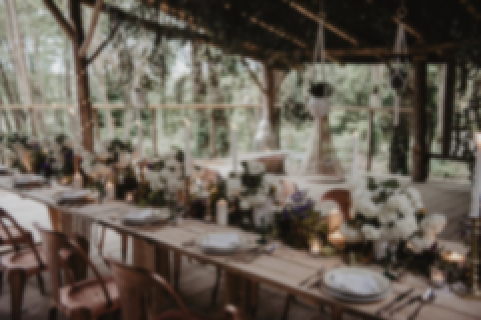Décoration et tables dressées pour un mariage organisé en pleine nature dans un bois