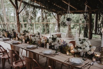 Table de mariage préparée au milieu d'un bois.