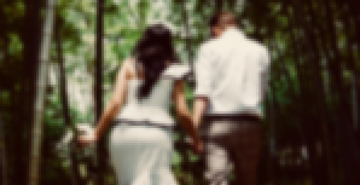 Photo de couple réalisée dans une forêt pour un mariage champêtre