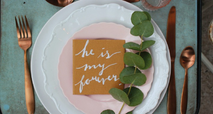 Photo de la décoration d'une table de mariage sur le thème de l'écologie et de l'environnement