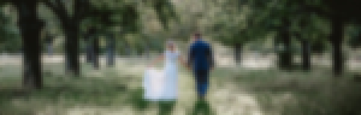 Photo d'un couple prise le jour de leur mariage avec en arrière plan une forêt, organisé sur le thème de la nature et de l'environnement
