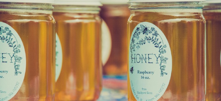 Photo d'un pot de miel offert comme un cadeau pour un mariage