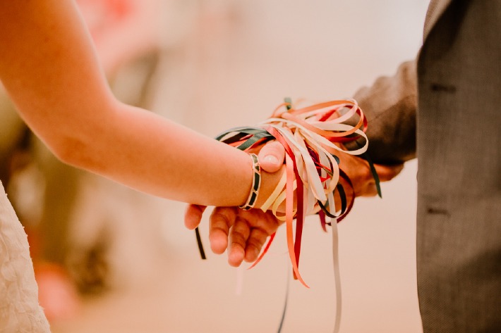 Photo d'un rituel du mariage des rubans organisé en Auvergne, au château de Bois Rigaud