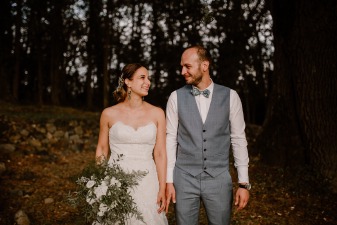 Photo d'un couple photographié le jour de leur mariage simple en Auvergne.